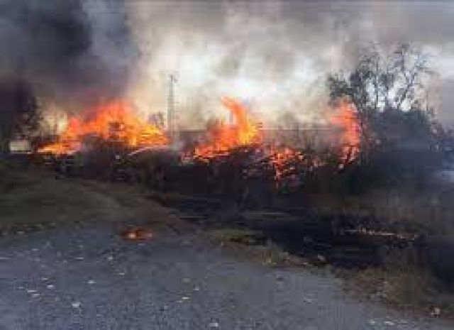 Огромен пожар затвори път