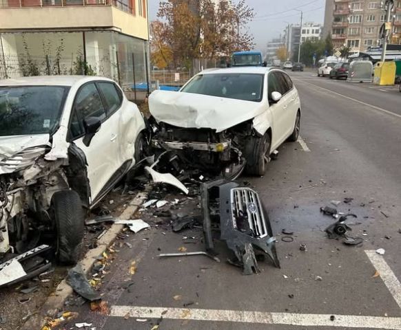 Зрелищна катастрофа в Мошино. Кола помете няколко
