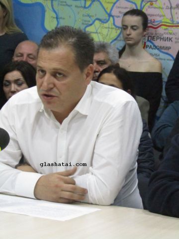 Караилиев се оттегля от политиката, общински служители напускат Караилиев се оттегля от политиката, общински служители напускат
