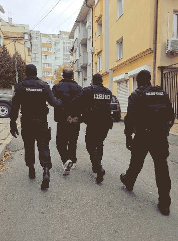 Разбиха група за трафик на мигранти. Сред тях  и перничани