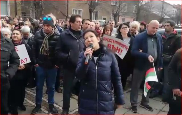 Стотици протестират пред ВиК Стотици протестират пред ВиК