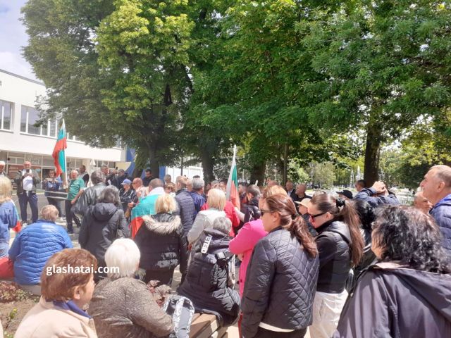 Стотици протестираха срещу еврото в Перник