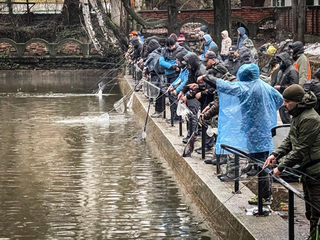 Риболовци мерят сили в центъра на Перник