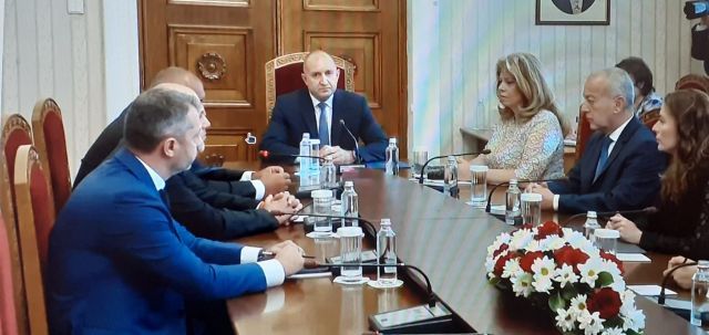 Радев връчва мандата на 1 юли 
