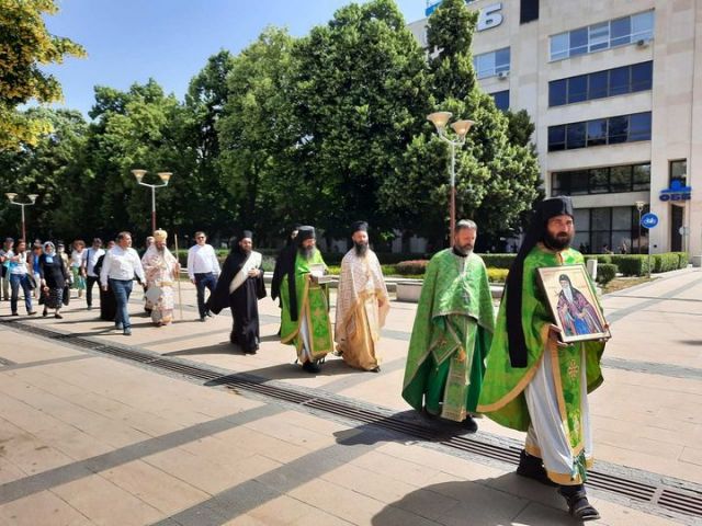 Отвбелязаха връщането на мощите на Св. Иван Рилски с литийно шествие Отвбелязаха връщането на мощите на Св. Иван Рилски с литийно шествие