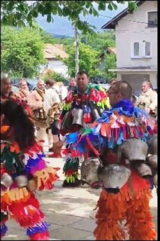 Грохот на звънци  чанове оглася Люлин