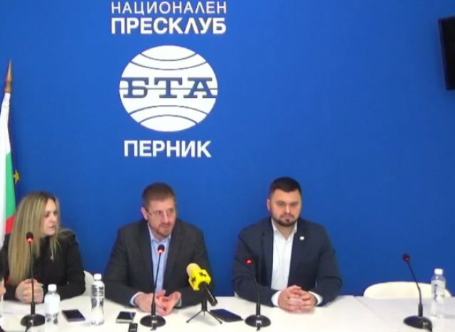 Политици правят предизборна социология в Перник