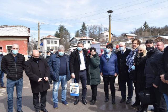 Започна реконструкцията на довеждащия водопровод между радомирските села Жедна и Негованци