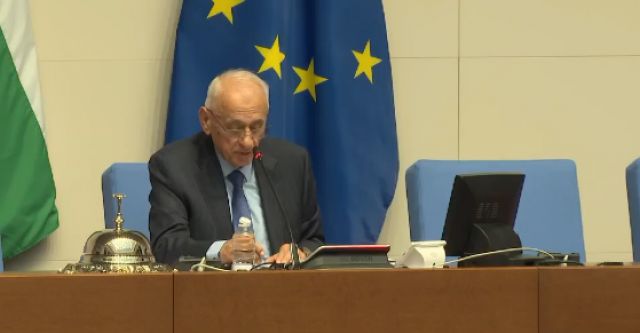 Четири часа скандали в Парламента. Председател отново няма