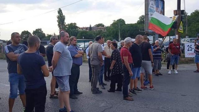 Протестиращи затворих пътя Перник-София  и се заканиха да повторят