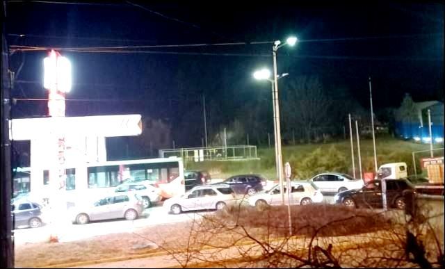 Истерия! Народът се запасява с гориво
