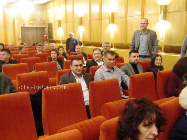 Общинските съветници удариха дъното. Не могат да се разберат за нищо Общинските съветници удариха дъното. Не могат да се разберат за нищо