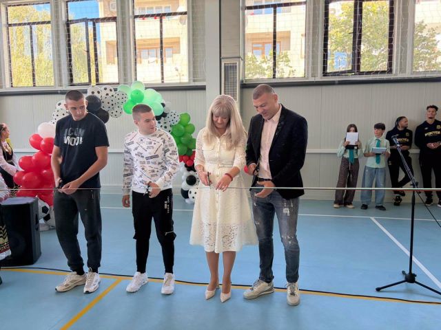 Резнаха лентата на физкултурния салон в Руското Резнаха лентата на физкултурния салон в Руското