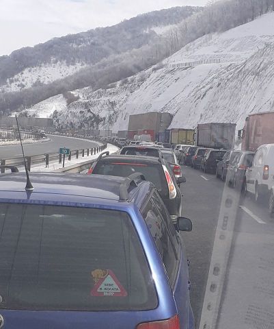 Неспазено обещание: хиляди продължават да висят в задръствания всеки ден