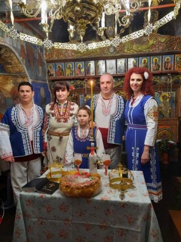 Кмет на пернишко село и местен партиен лидер си казаха ДА в народни носии