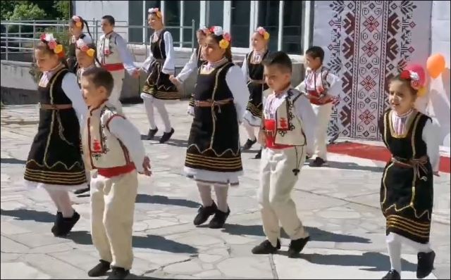 Повече от 400 талантливи деца  огласят с песни и танци днес село  Мещица