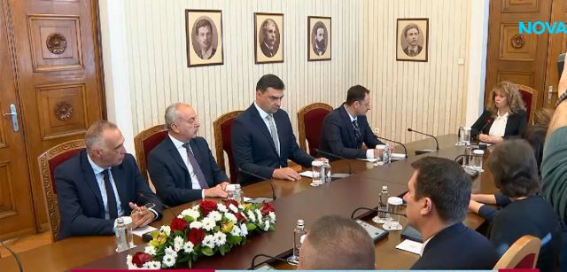 Радев не отиде в Президентството. Летяха военни самолети