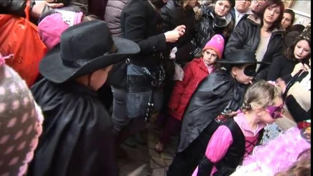 Сурвакарско селфи и маскарад парти пред Младежа