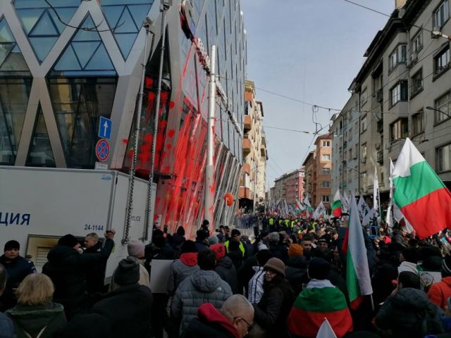 Протест против еврото ескалира в безредици