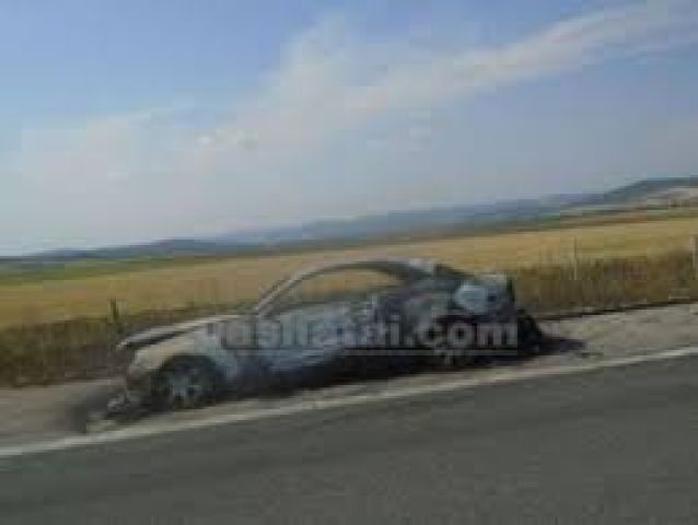 Кола пламна и изгоря в движение