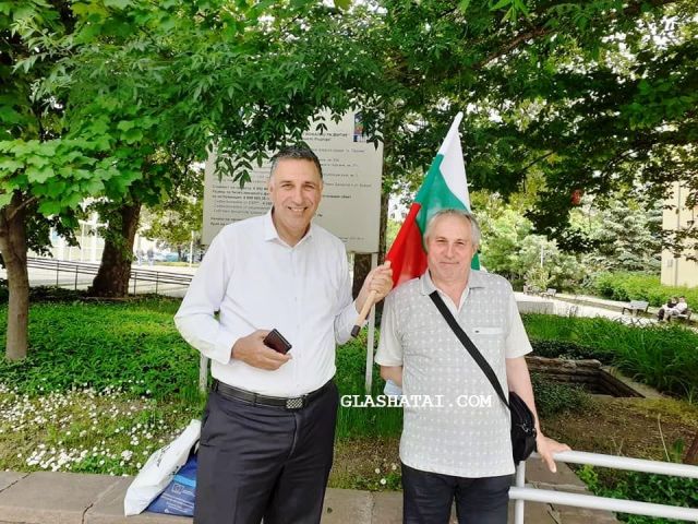 Протест по пернишки: двама мъже с едно знаме