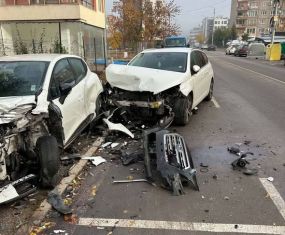 Зрелищна катастрофа в Мошино. Кола помете няколко