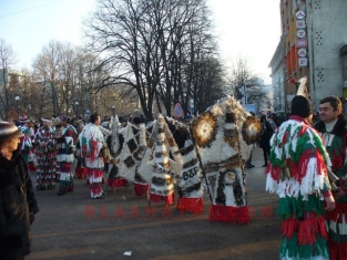 Сурвакари ще гонят злите духове в Брезник днес.