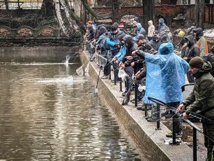 Риболовци мерят сили в центъра на Перник