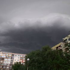 Страшна буря в Перник и Трън