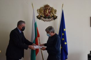 Пернишки медици с награда  за успехи във ваксинационната кампания 