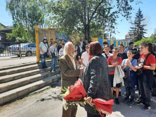 Почетен гражданин подари книги на пернишко училище
