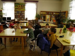 Дечица правиха книгоразделители в библиотеката