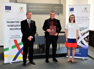 Двама зам.-министри връчиха договор за изпълнение на проект на Кръстев