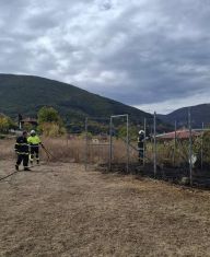 Пожар пламна близо до училището в Земен