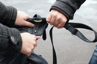 Обраха млада жена на улицата