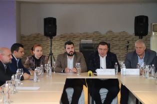 Професорите Ангелов и Балтов се срещнаха с пернишки медици