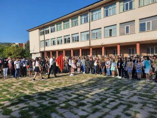 Учениците тръгнаха на училище, ръководството на Общината беше при тях