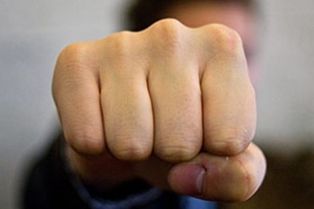 Съдят побойник потрошил челюстта на друг