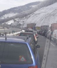 Неспазено обещание: хиляди продължават да висят в задръствания всеки ден