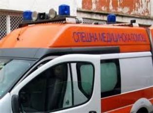 Трима пострадаха след като перничанин влезе в насрещното и се блъсна в камион
