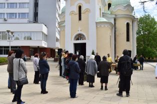 Малко перничани на службата за годишнината от земетресението
