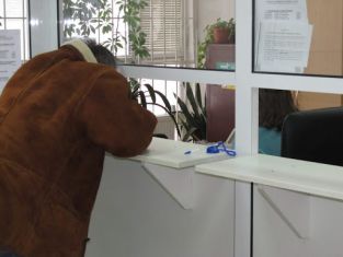 Карантинирана перничанка отиде в банката