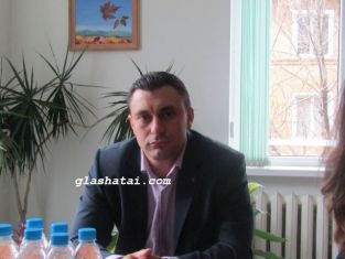 Повод да почерпи има Областният управител на Перник Емил Костадинов
