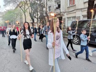 Факелно шествие за празника на пернишко училище