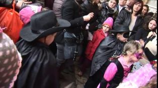 Сурвакарско селфи и маскарад парти пред Младежа