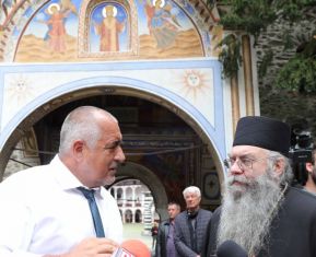Глобяват Борисов и журналисти. Били без маски