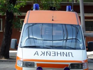 Възрастен шофьор пострада при катастрофа 