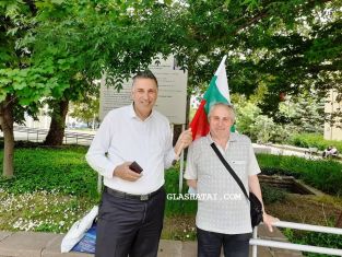 Протест по пернишки: двама мъже с едно знаме